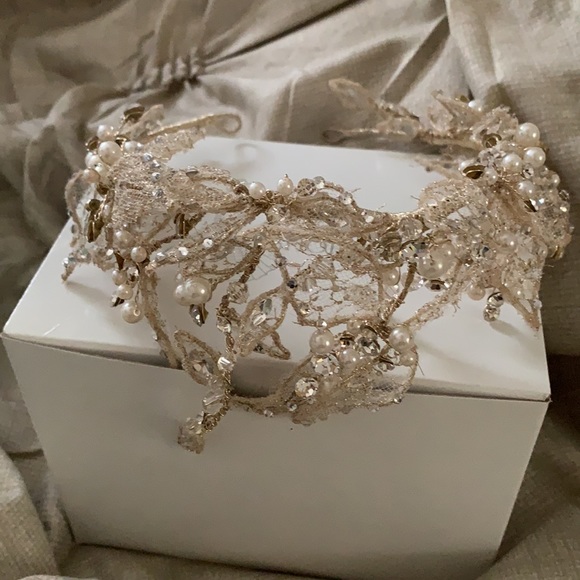 Nice luxury headpiece for wedding, prom, or any formal event.